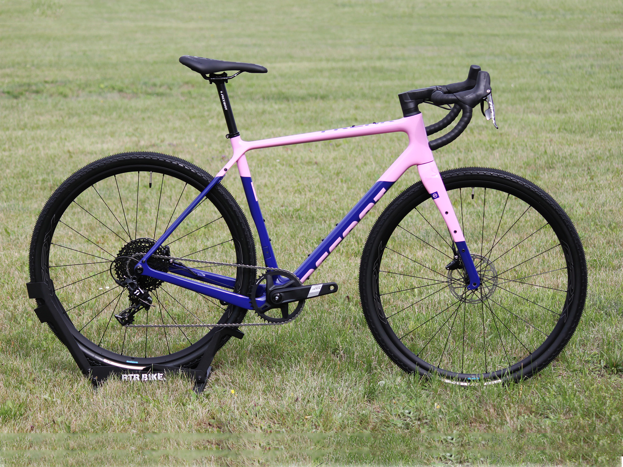 2025_Accent_rowery_gravel_Freak_Carbon_v2_Apex_05