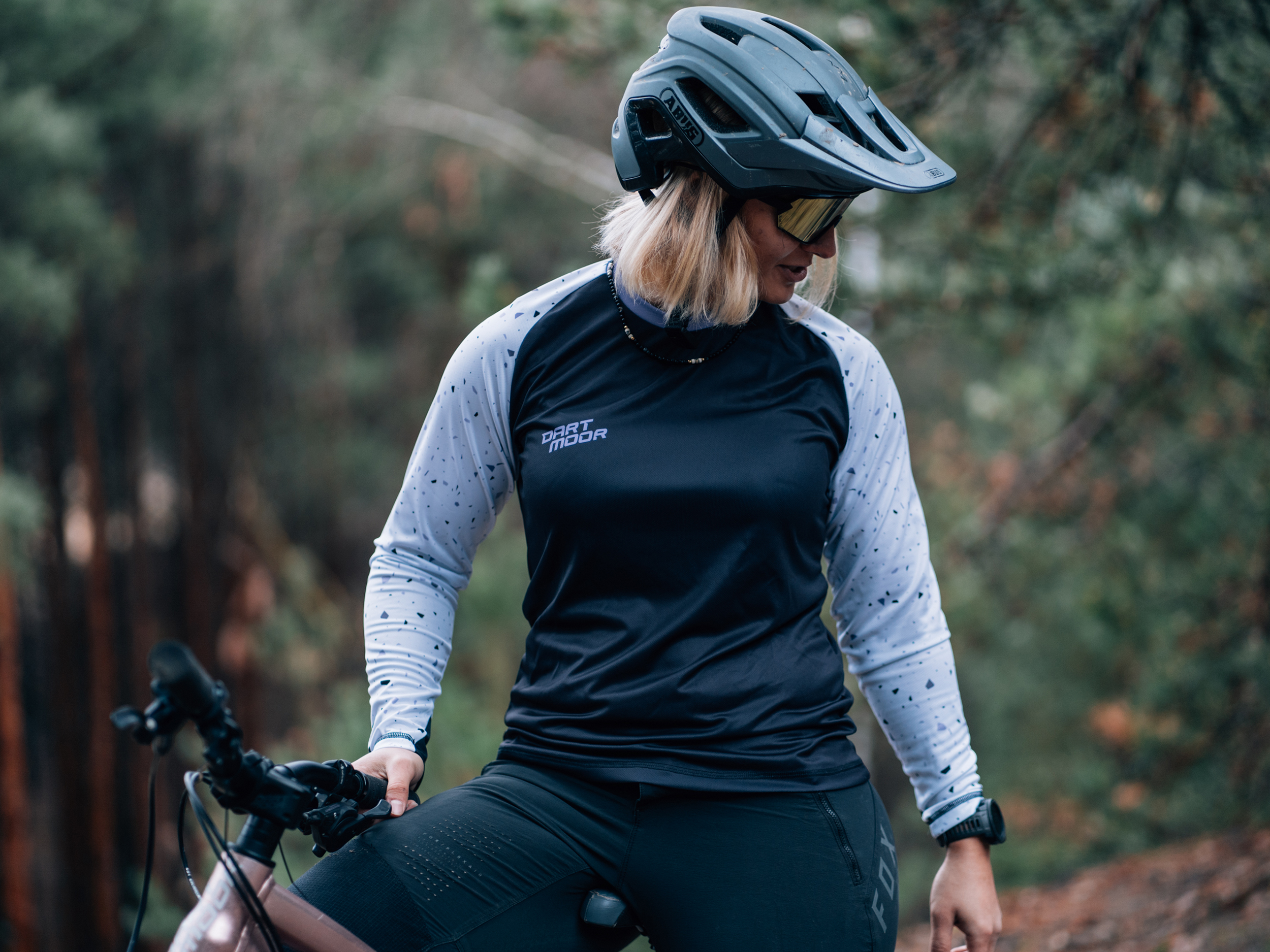 2025_Dartmoor_Soft-Goods_Jersey_Descender_Lady_photo_01