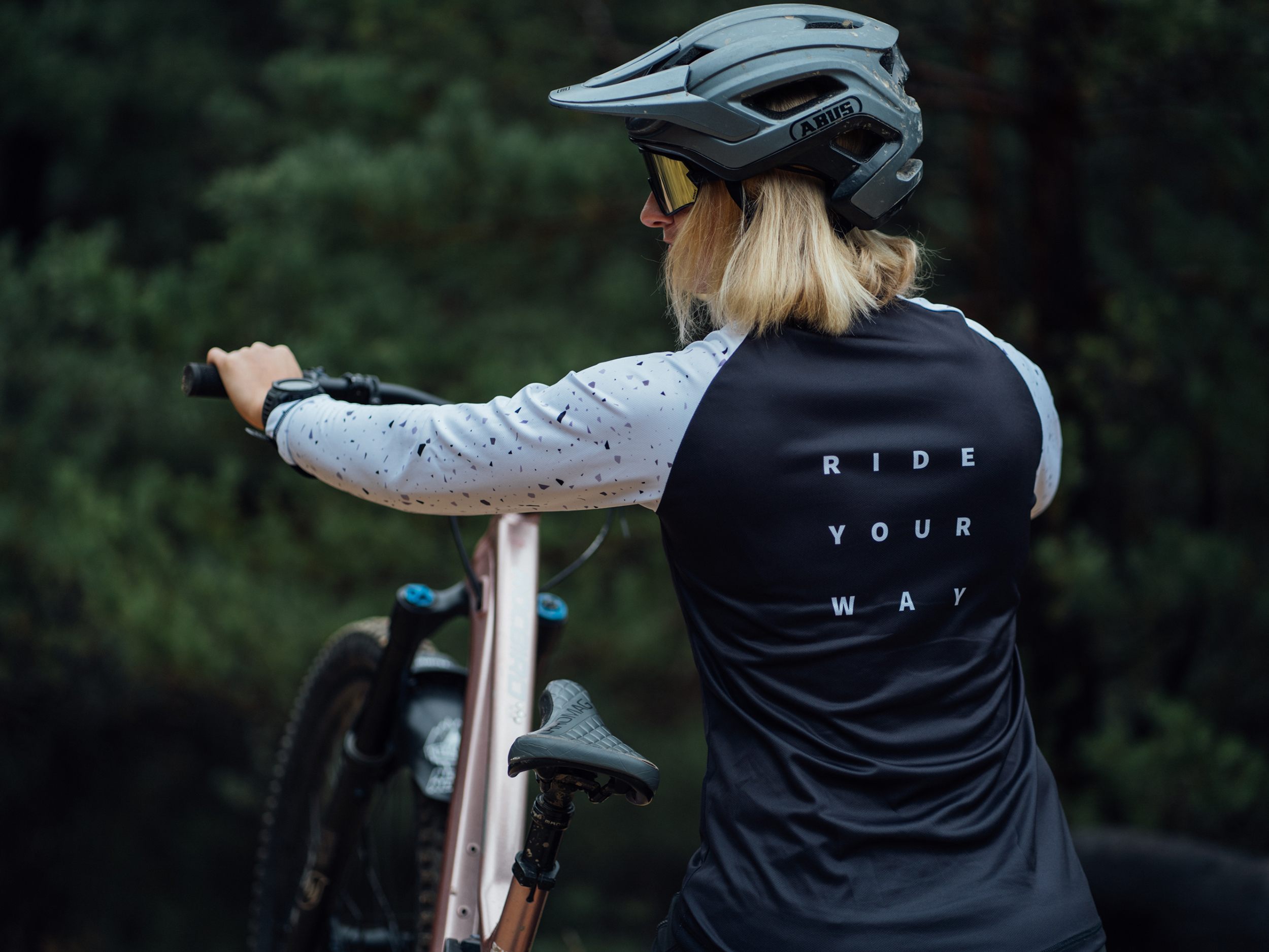 2025_Dartmoor_Soft-Goods_Jersey_Descender_Lady_photo_02