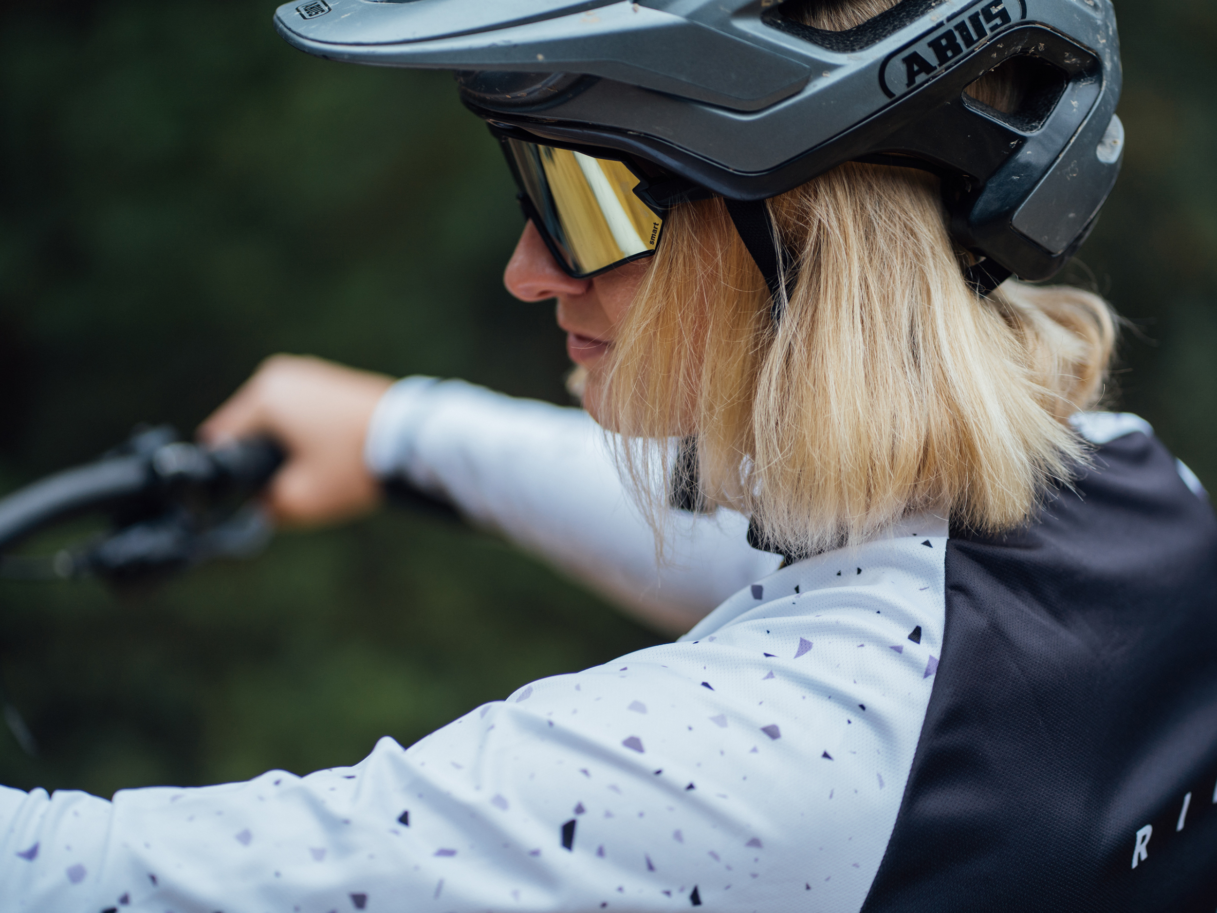 2025_Dartmoor_Soft-Goods_Jersey_Descender_Lady_photo_04