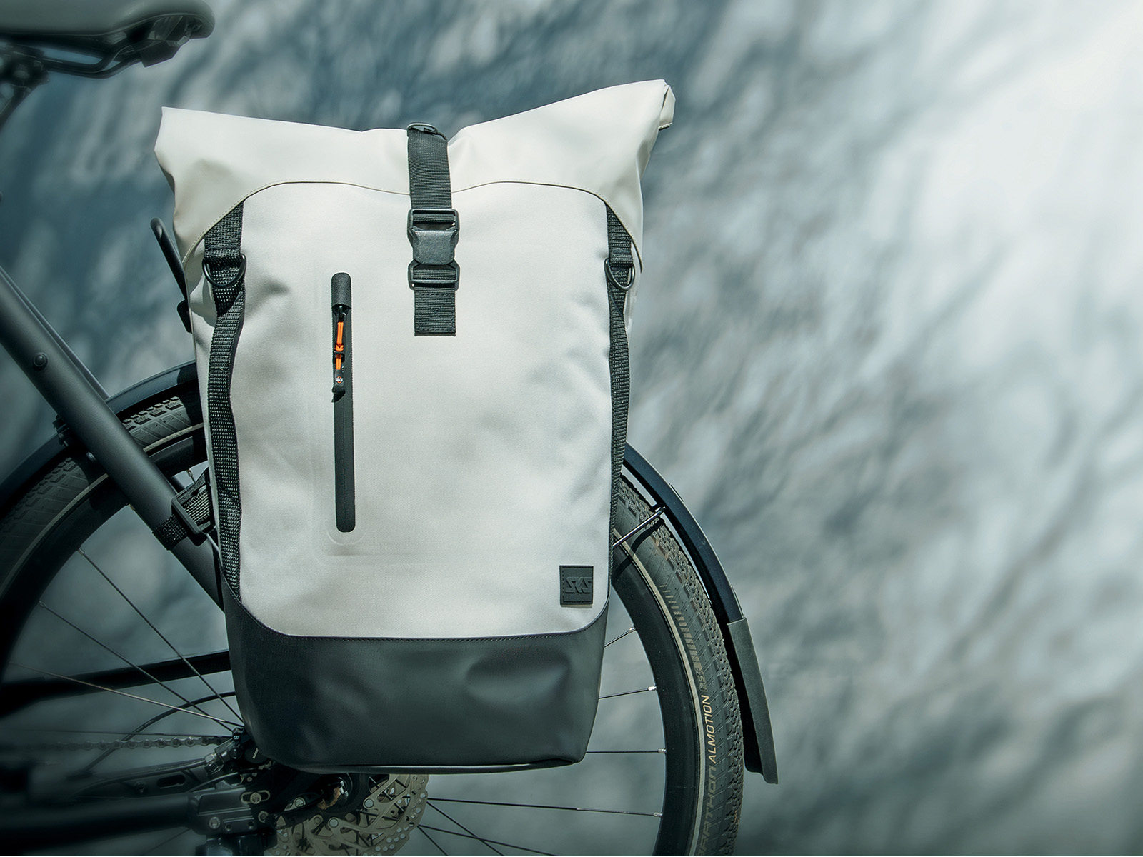 2025_Velo_SKS_RS2716_12096_infinity_urban_sidebag_sand_image_01_1600x1200