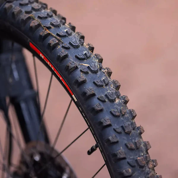 mostro-enduro-race-tire-06_d085d4ff-2207-4a2c-83d0-abd24acec347